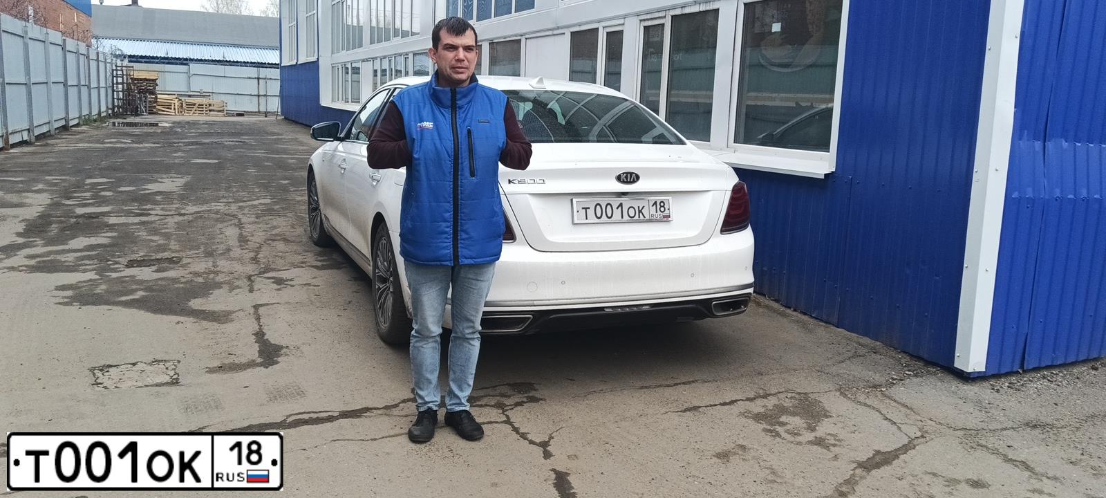 Фото автомобиля KIA K900, 2019 — госномер Т001ОК18. Цвет: Белый