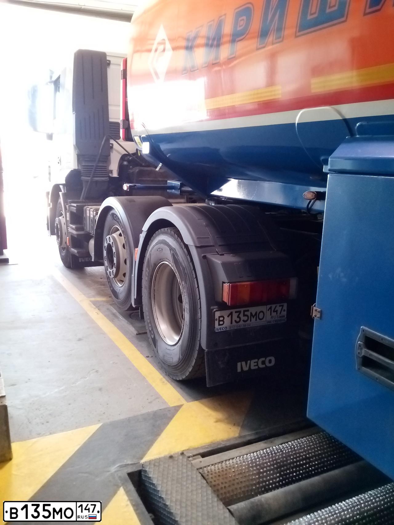 Фото автомобиля IVECO STRALIS, 2018 — госномер В135МО147. Цвет: белый