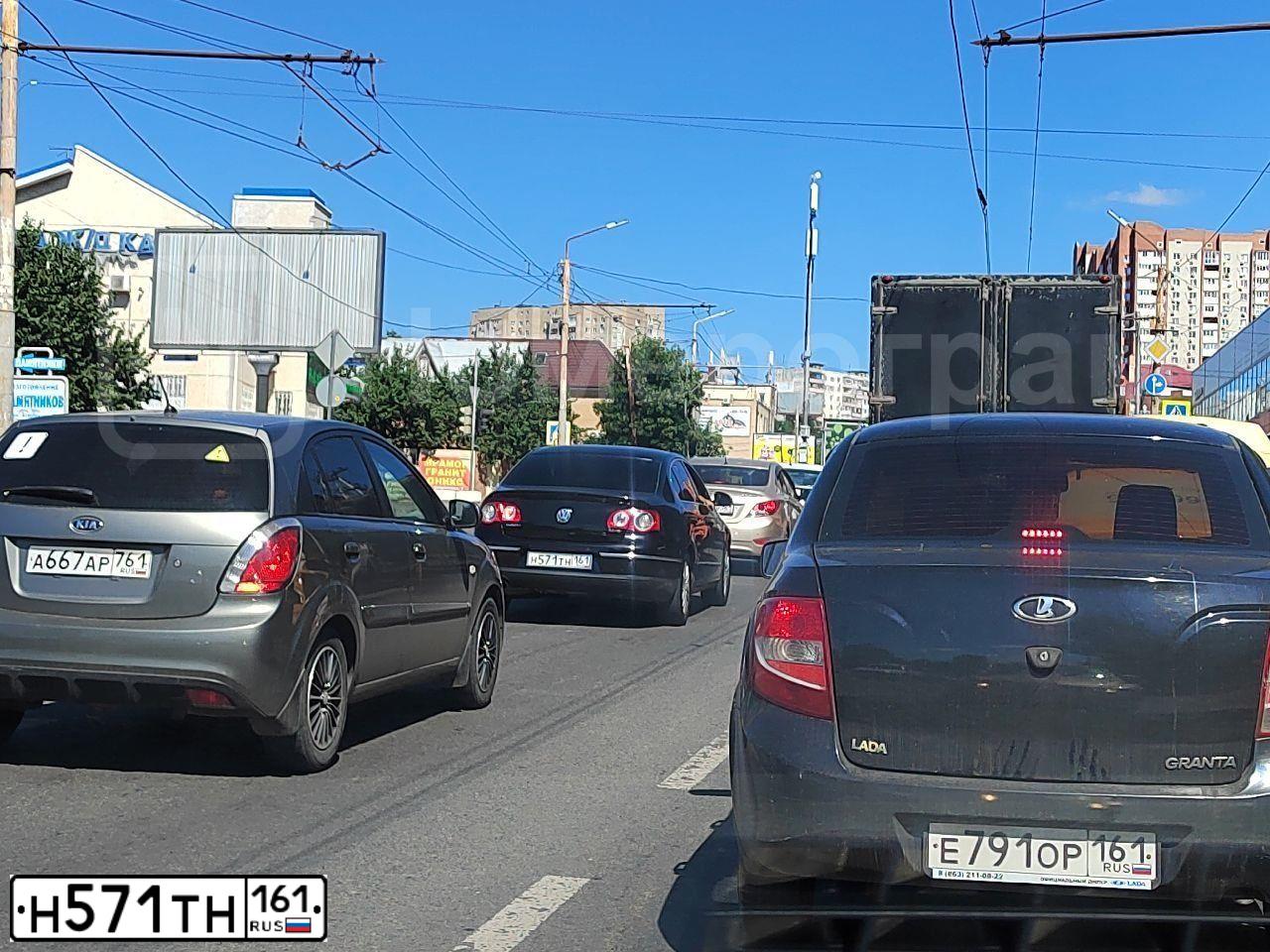 Фото автомобиля VOLKSWAGEN PASSAT, 2007 — госномер Р351УР30. Цвет: ЧЕРНЫЙ