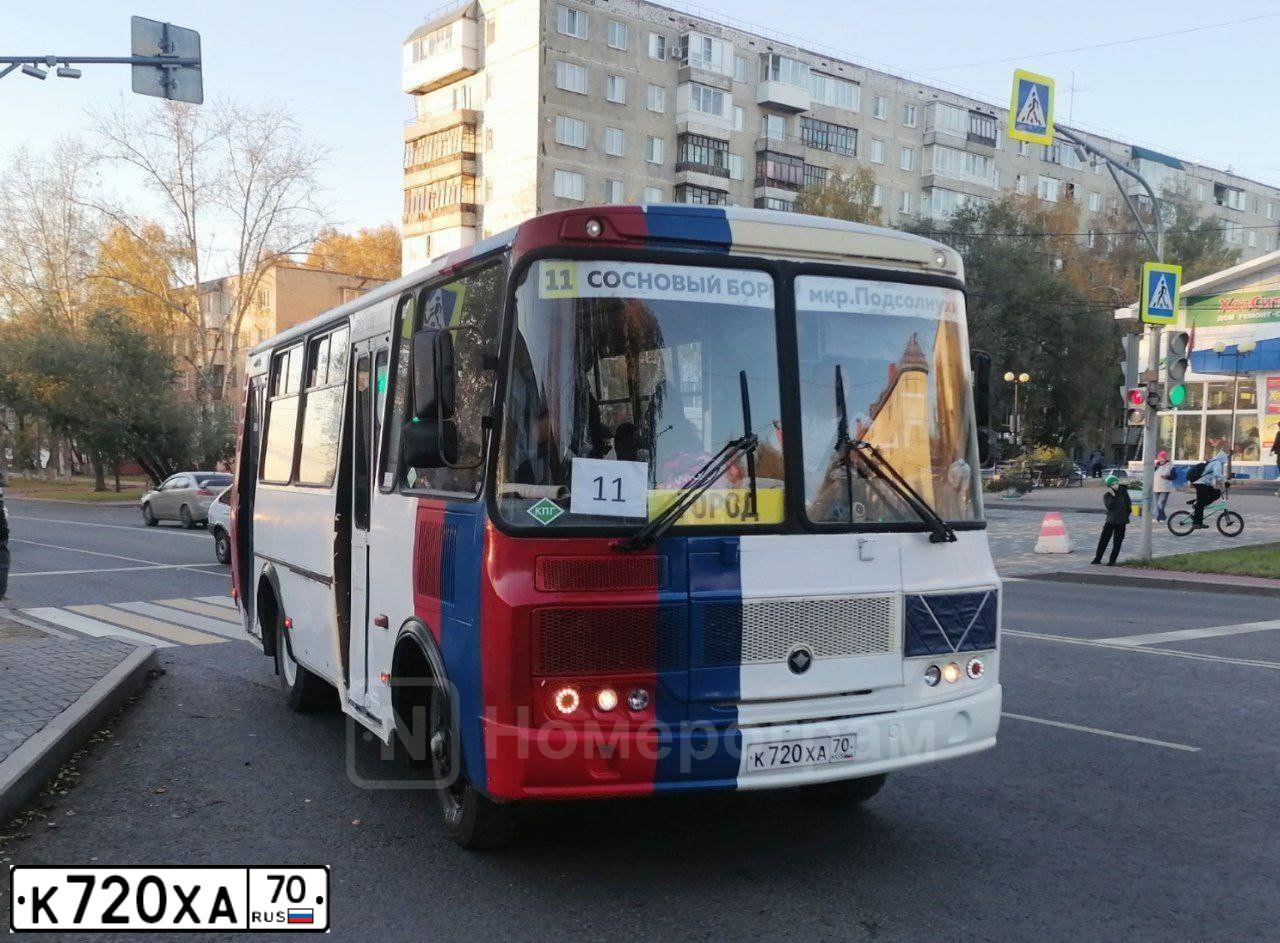 Фото автомобиля PAZ 3205, 2018 — госномер К702ХА70. Цвет: БЕЛЫЙ СИНИЙ КРАСНЫЙ