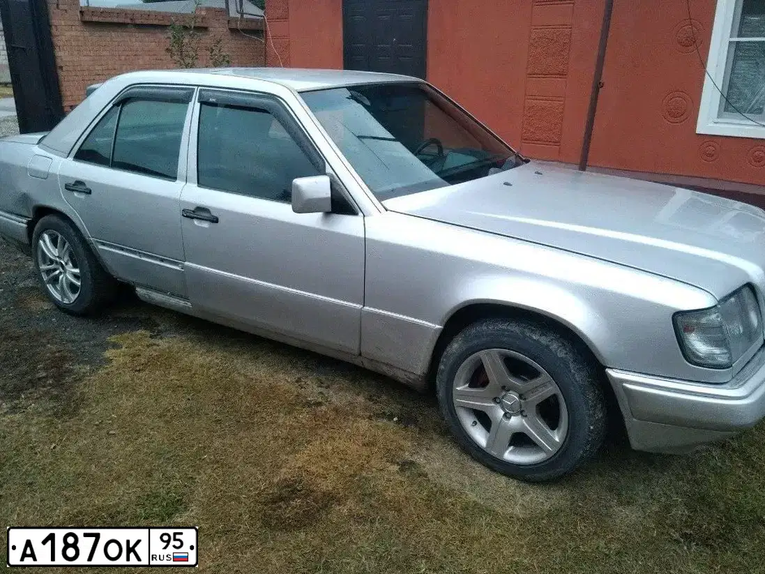 Фото автомобиля MERCEDES E-KLASSE, 1993 — госномер А187ОК95. Цвет: Серебристый