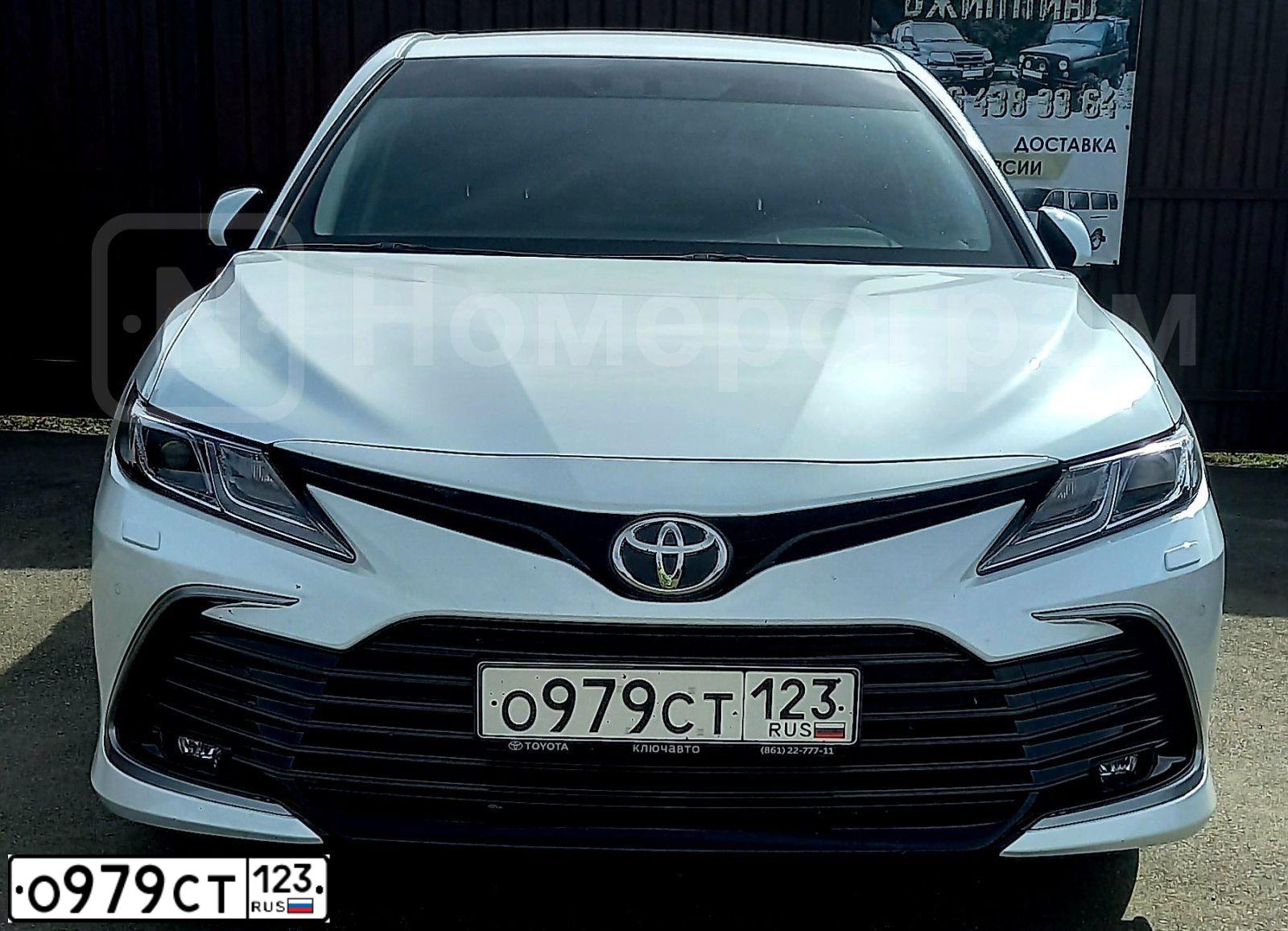 Фото автомобиля TOYOTA CAMRY, 2021 — госномер М680УР193. Цвет: Белый