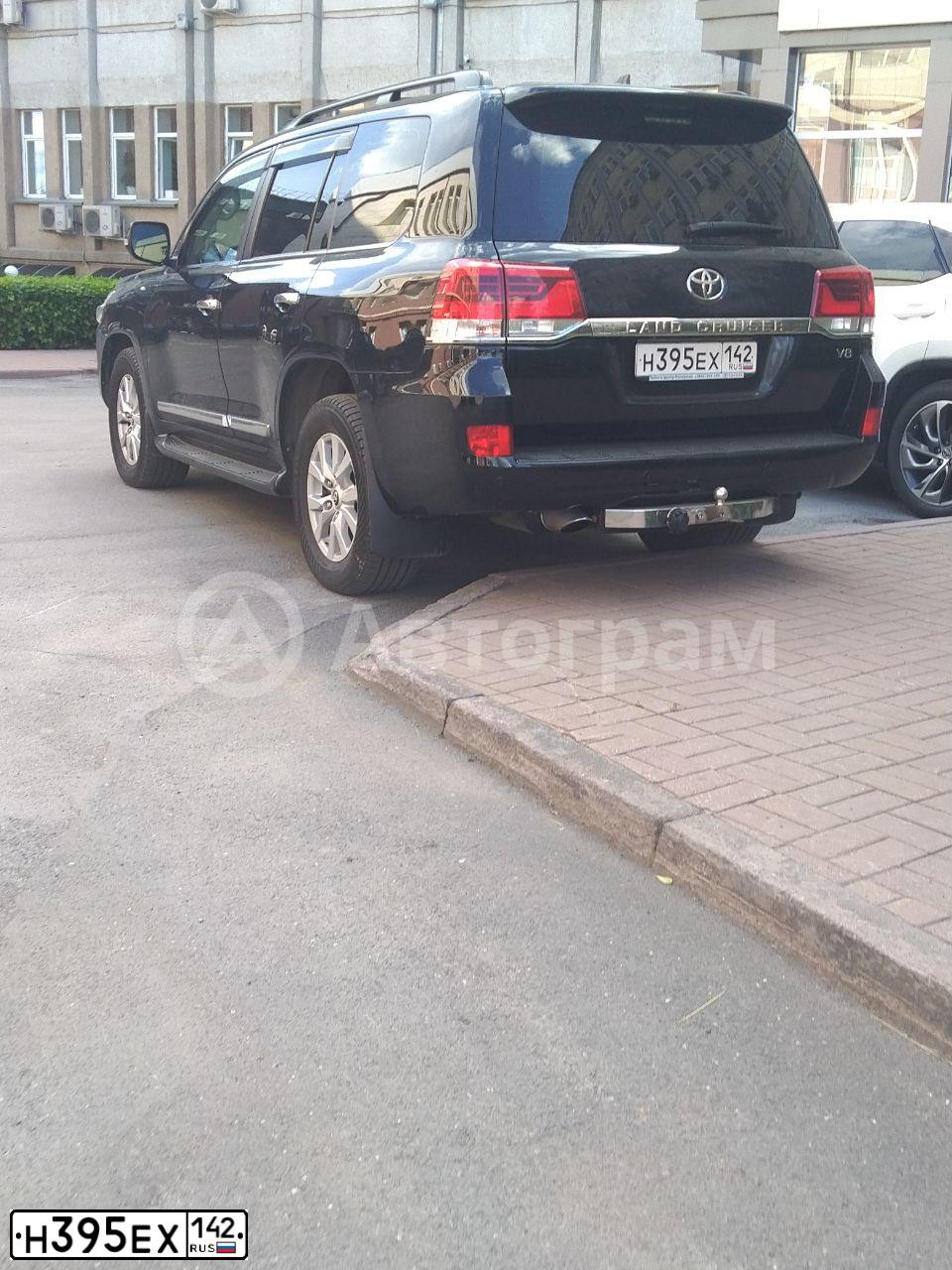 Фото автомобиля TOYOTA LANDCRUISER 200, 2017 — госномер Н624СУ70. Цвет: ЧЕРНЫЙ
