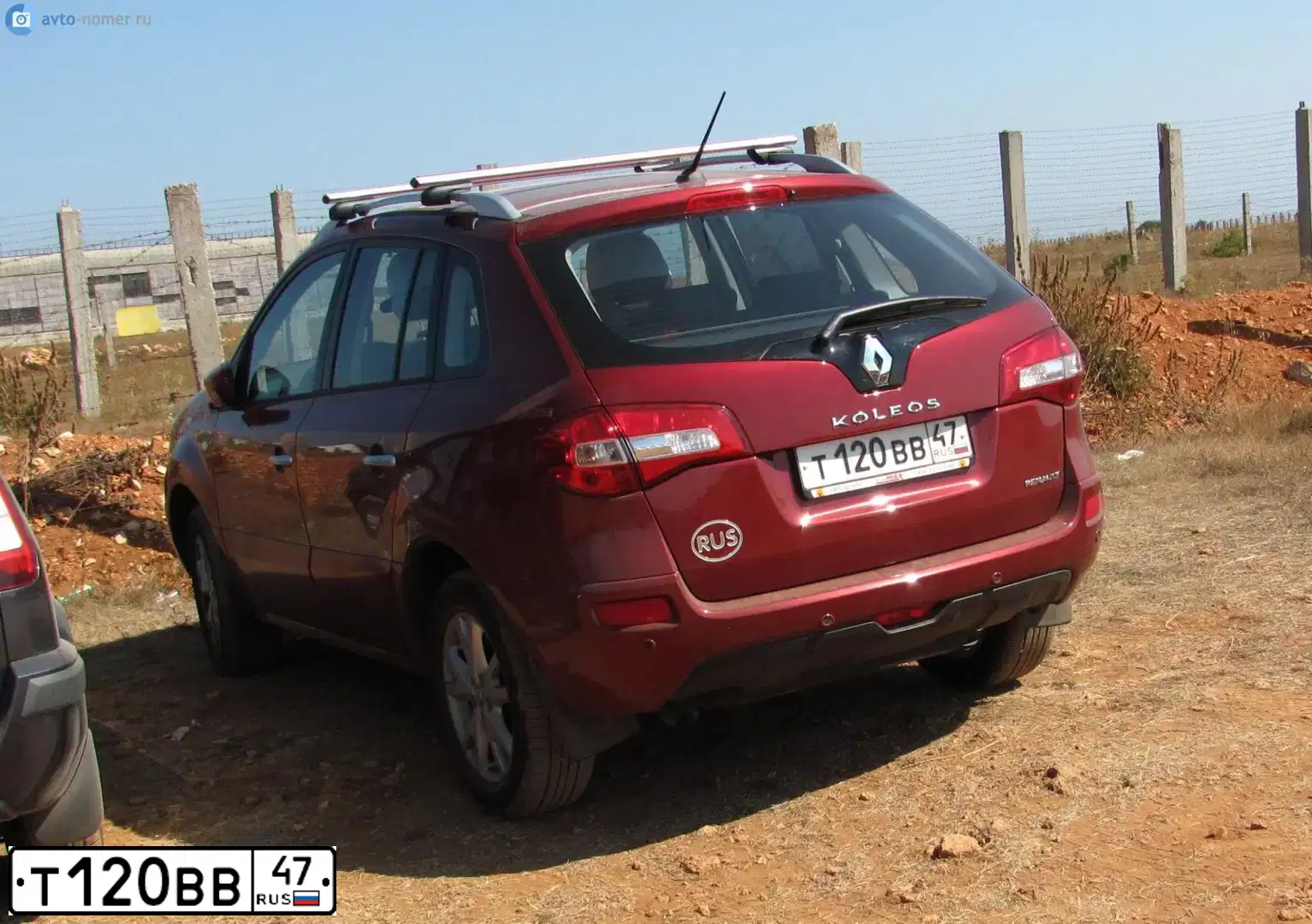 Фото автомобиля RENAULT KOLEOS, 2009 — госномер Т120ВВ47. Цвет: Красный