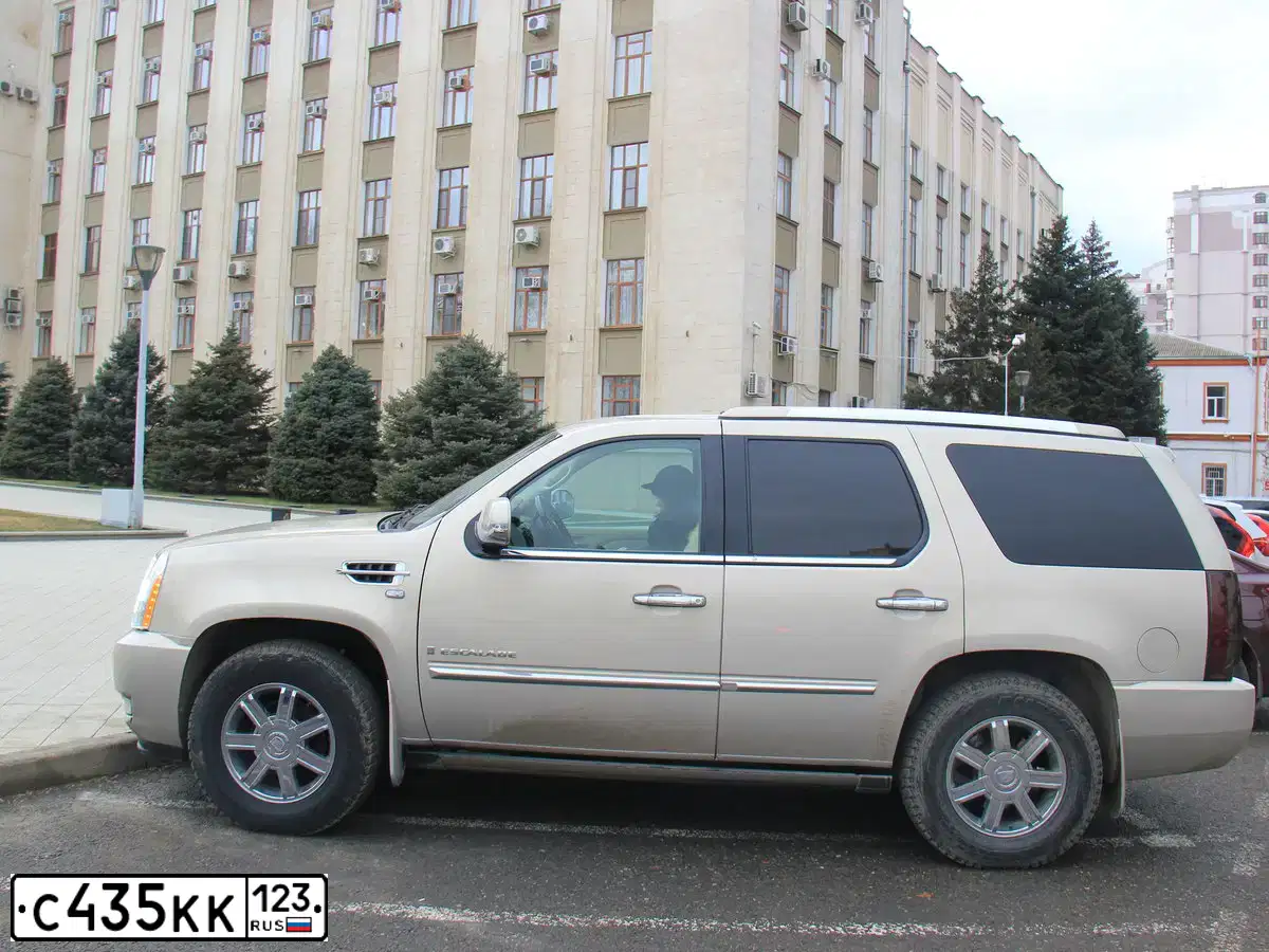 Фото автомобиля CADILLAC ESCALADE, 2008 — госномер В366МР126. Цвет: СЕРО-ЗОЛОТИСТЫЙ