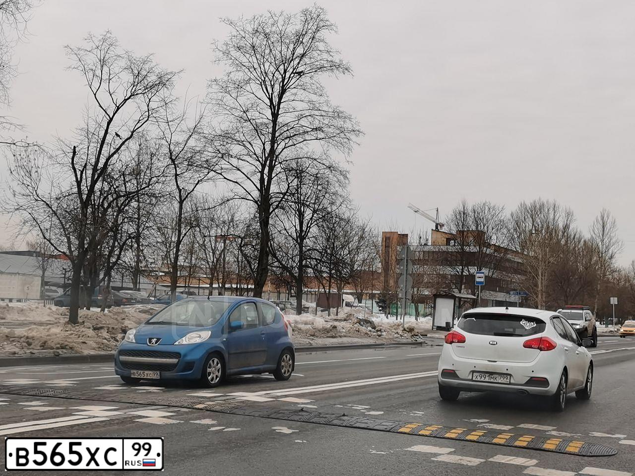 Фото автомобиля PEUGEOT 107, 2009 — госномер М892ЕО761. Цвет: ЯРКО-СИНИЙ