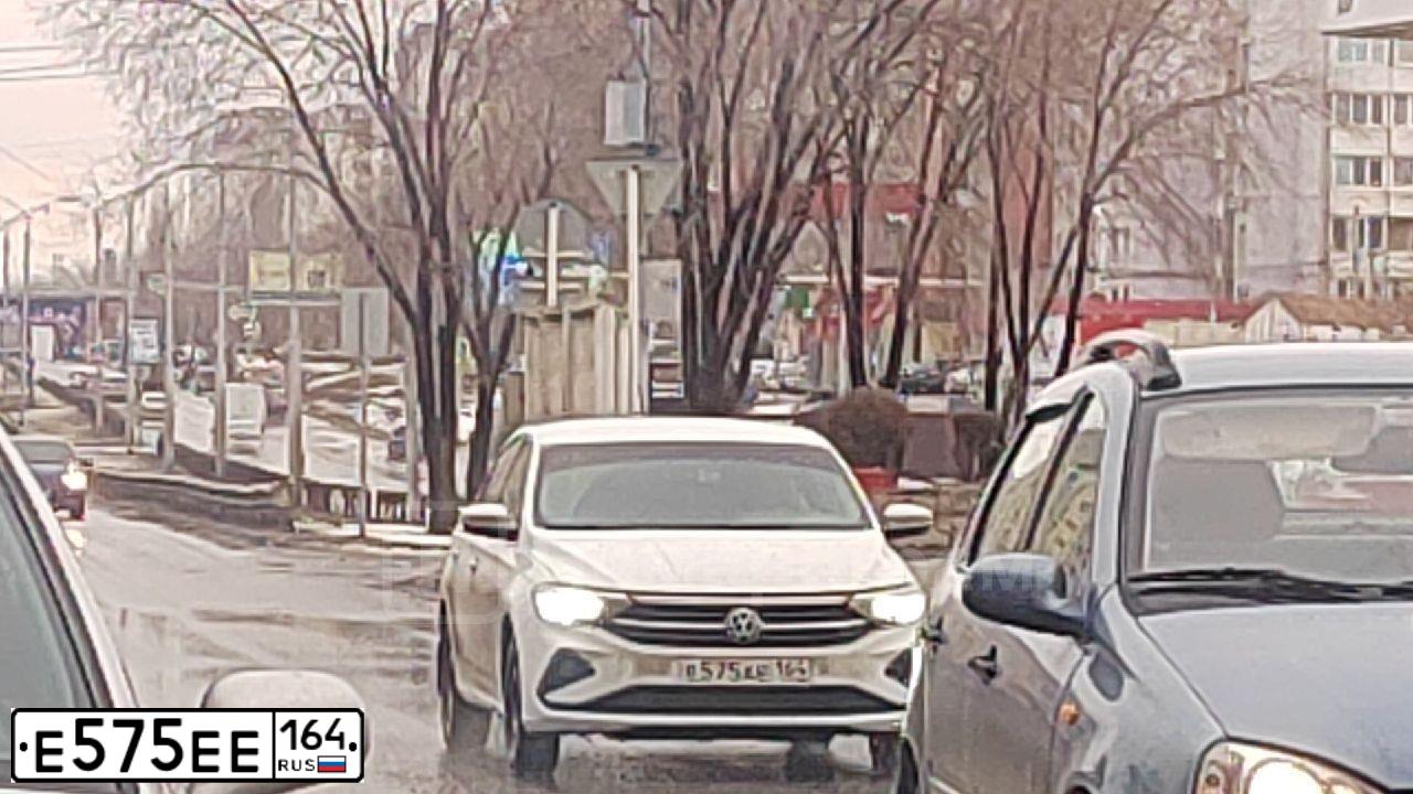 Фото автомобиля CHEVROLET AVEO, 2007 — госномер Е575ЕЕ164. Цвет: Красный