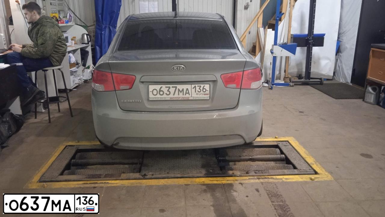 Фото автомобиля KIA CERATO, 2010 — госномер О637МА136. Цвет: СЕРЫЙ