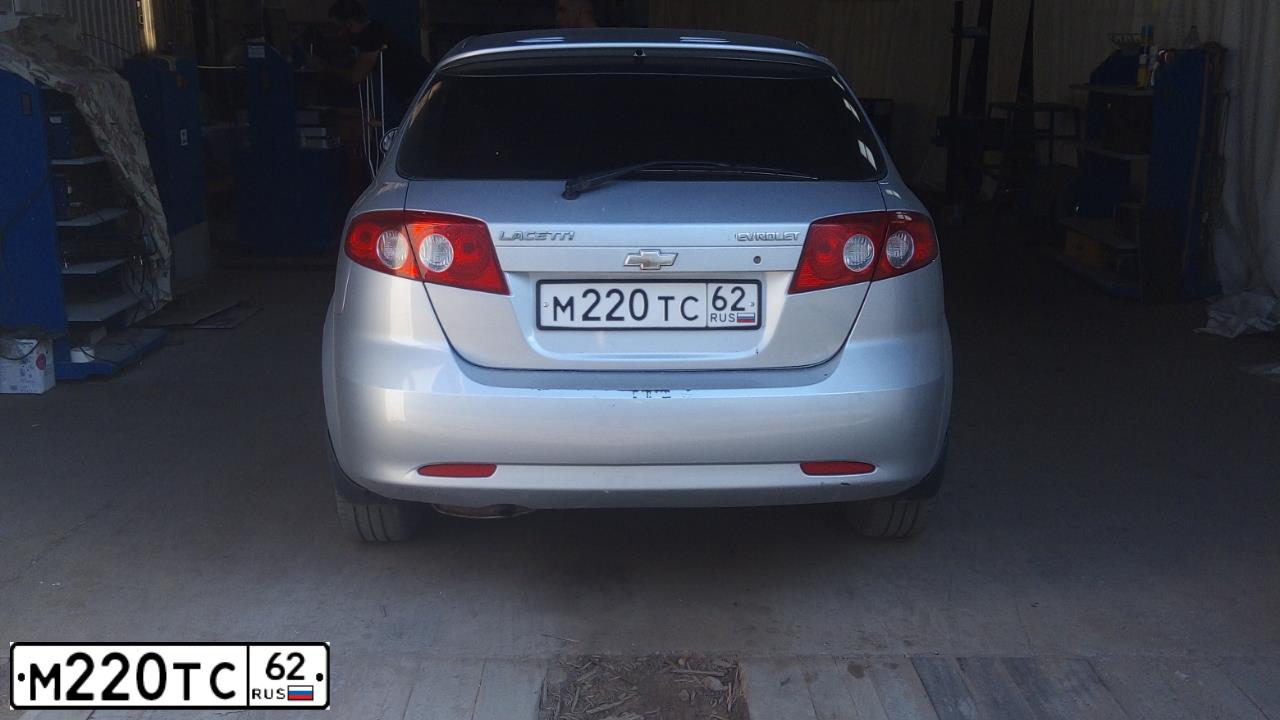 Фото автомобиля CHEVROLET LACETTI, 2008 — госномер М220ТС62. Цвет: Серебристый