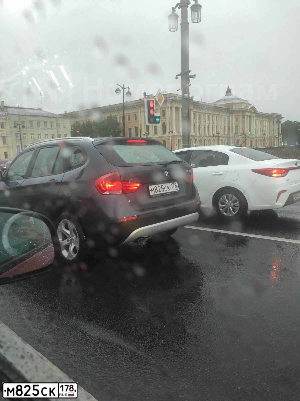 Фото автомобиля BMW X1, 2012 — госномер М825СК178. Цвет: синий