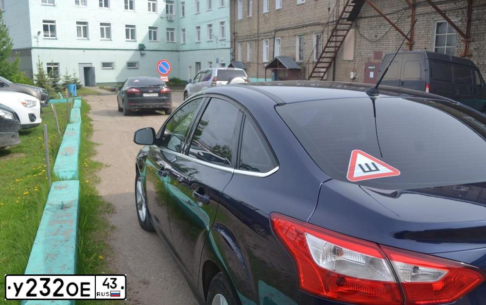 Фото автомобиля FORD FOCUS, 2012 — госномер У232ОЕ43. Цвет: ТЕМНО-СИНИЙ