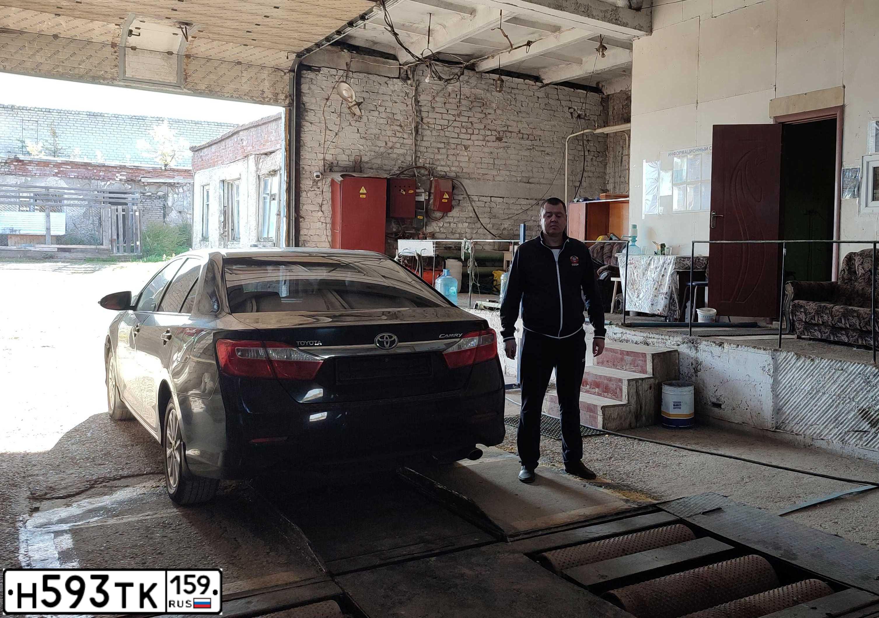 Фото автомобиля TOYOTA CAMRY, 2013 — госномер Н593ТК159. Цвет: ЧЕРНЫЙ МЕТАЛИК