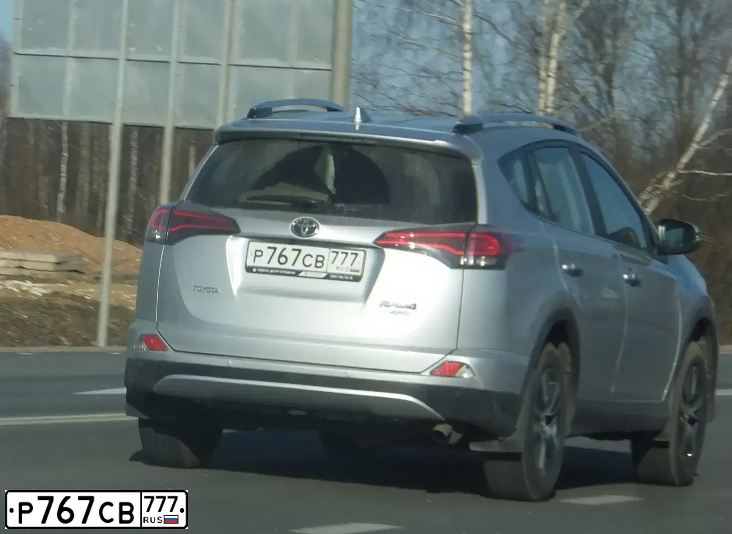 Фото автомобиля TOYOTA RAV4, 2015 — госномер Р767СВ777. Цвет: СЕРЕБРИСТЫЙ