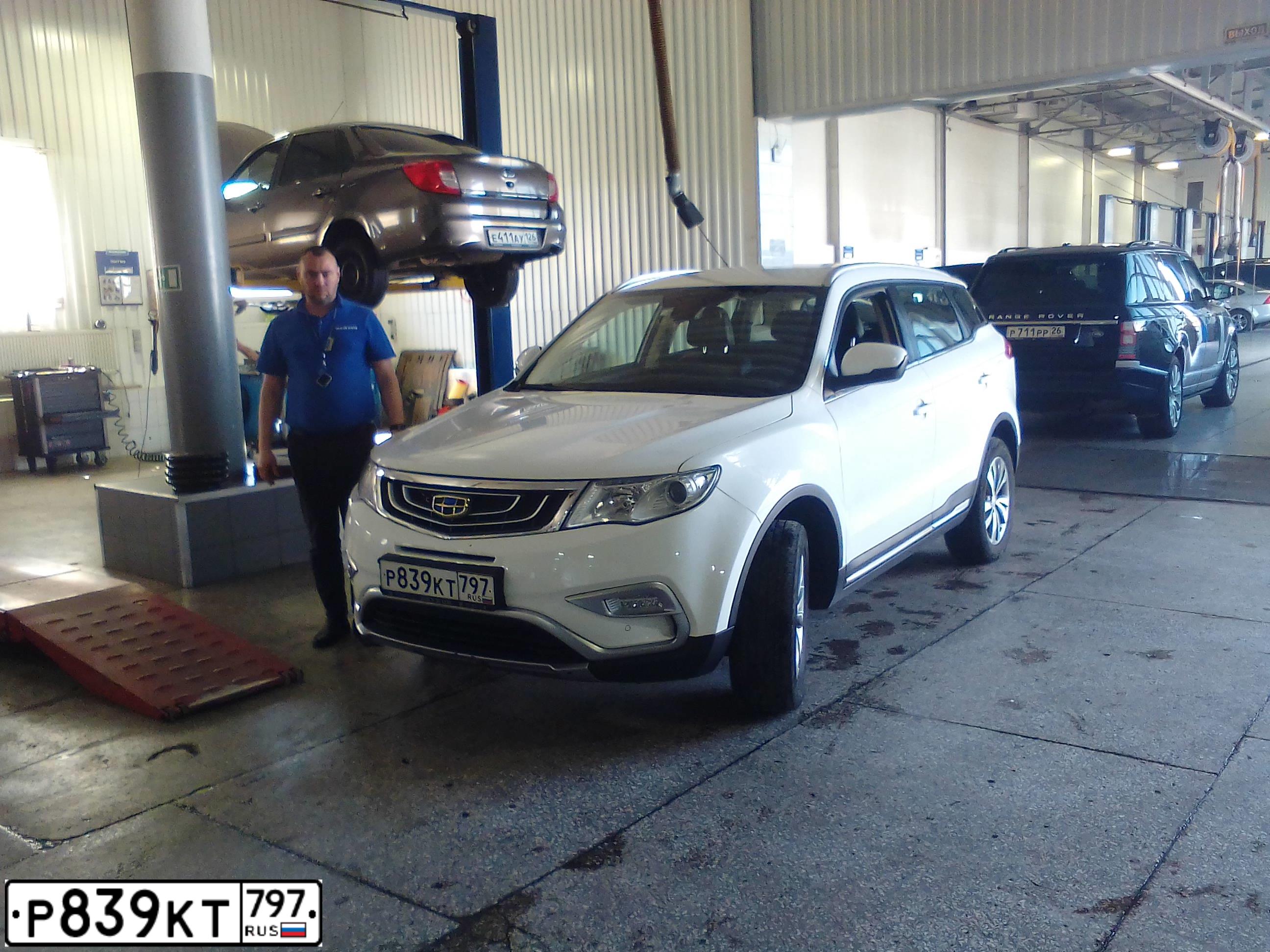 Фото автомобиля GEELY ATLAS, 2018 — госномер М585ТН126. Цвет: Белый