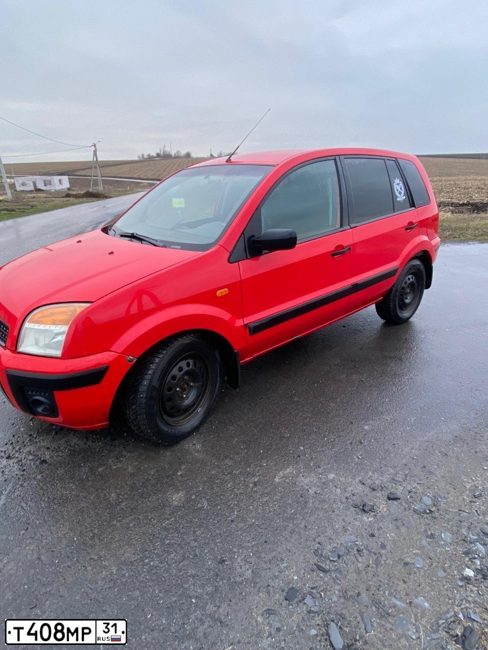 Фото автомобиля FORD FUSION, 2006 — госномер Т408МР31. Цвет: Красный