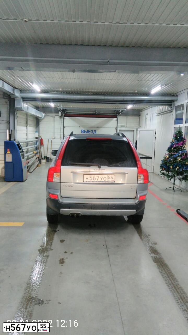 Фото автомобиля VOLVO XC90, 2007 — госномер А989РО124. Цвет: Серебристый