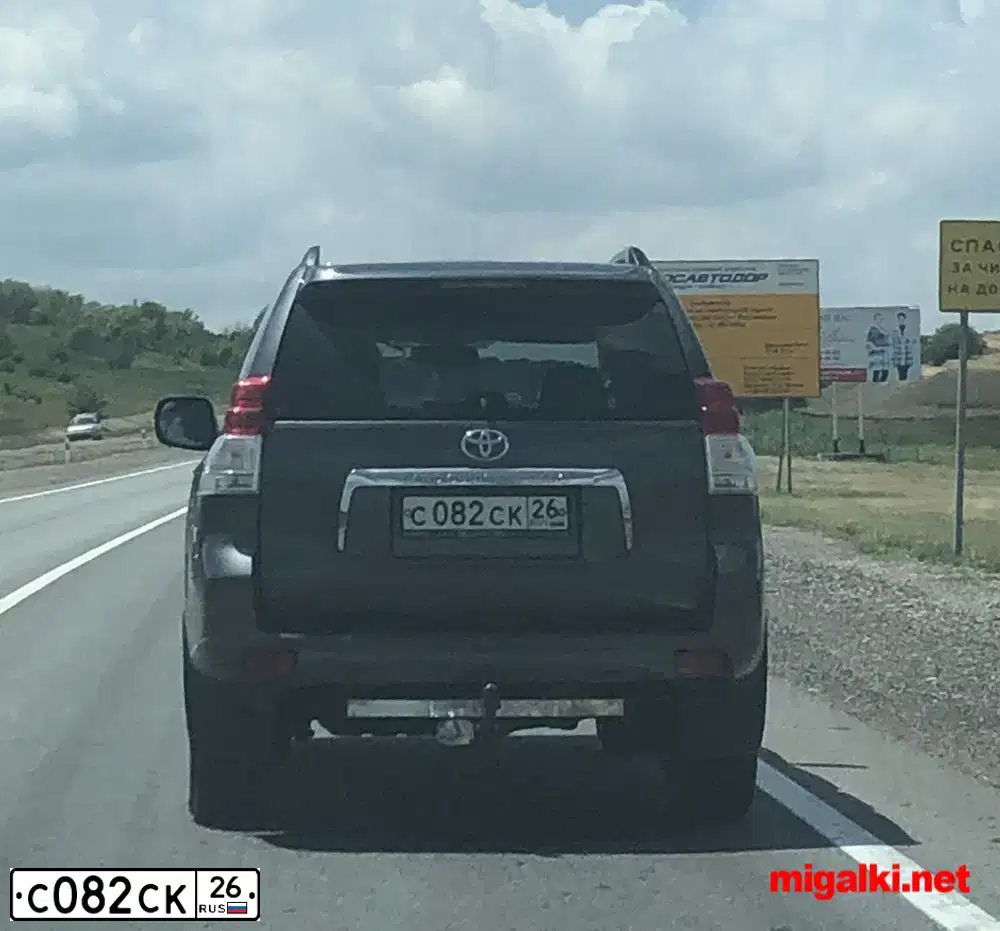 Фото автомобиля TOYOTA LANDCRUISER, 1999 — госномер В090ХА26. Цвет: СЕРЕБРИСТЫЙ МЕТАЛЛИК