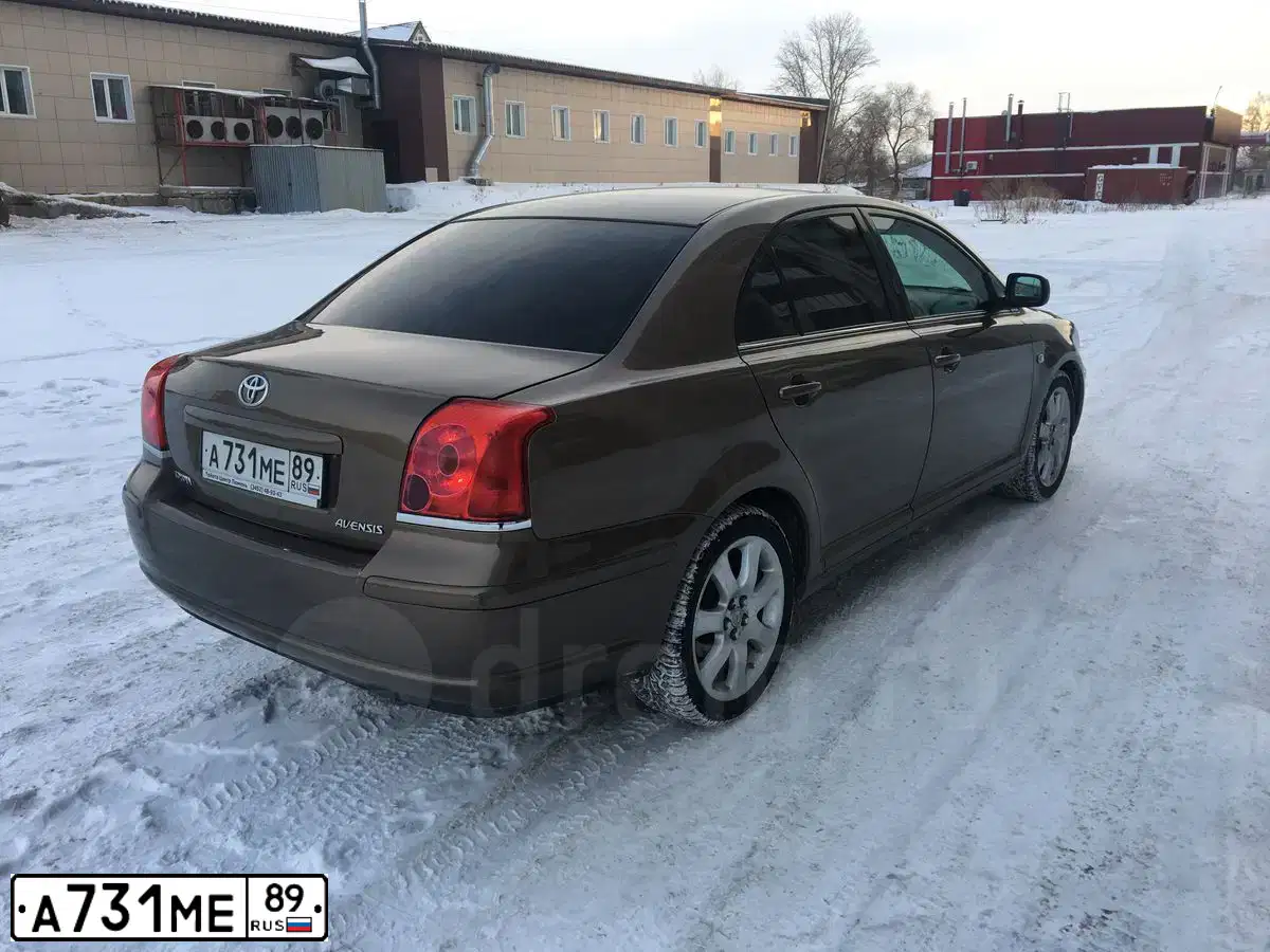 Фото автомобиля TOYOTA AVENSIS, 2006 — госномер Х006ОЕ124. Цвет: КОРИЧНЕВЫЙ