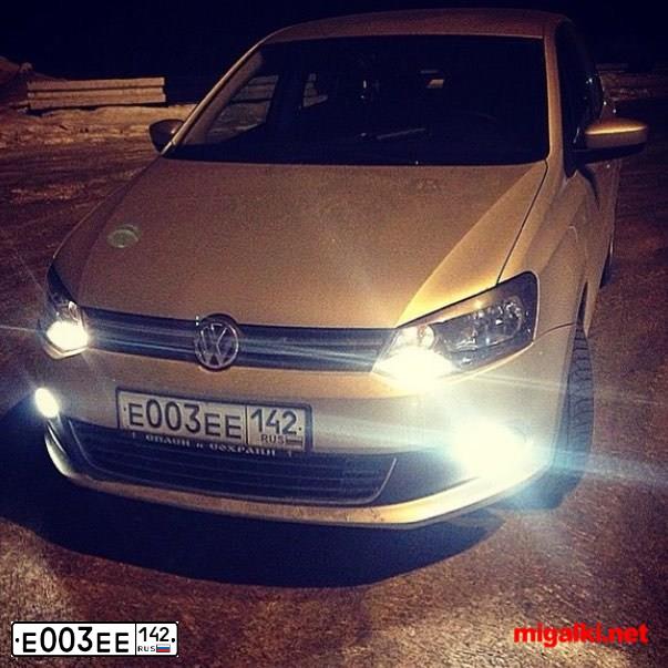 Фото автомобиля VOLKSWAGEN POLO, 2011 — госномер Е003ЕЕ142. Цвет: СЕРЕБРИСТО ЖЕЛТЫЙ