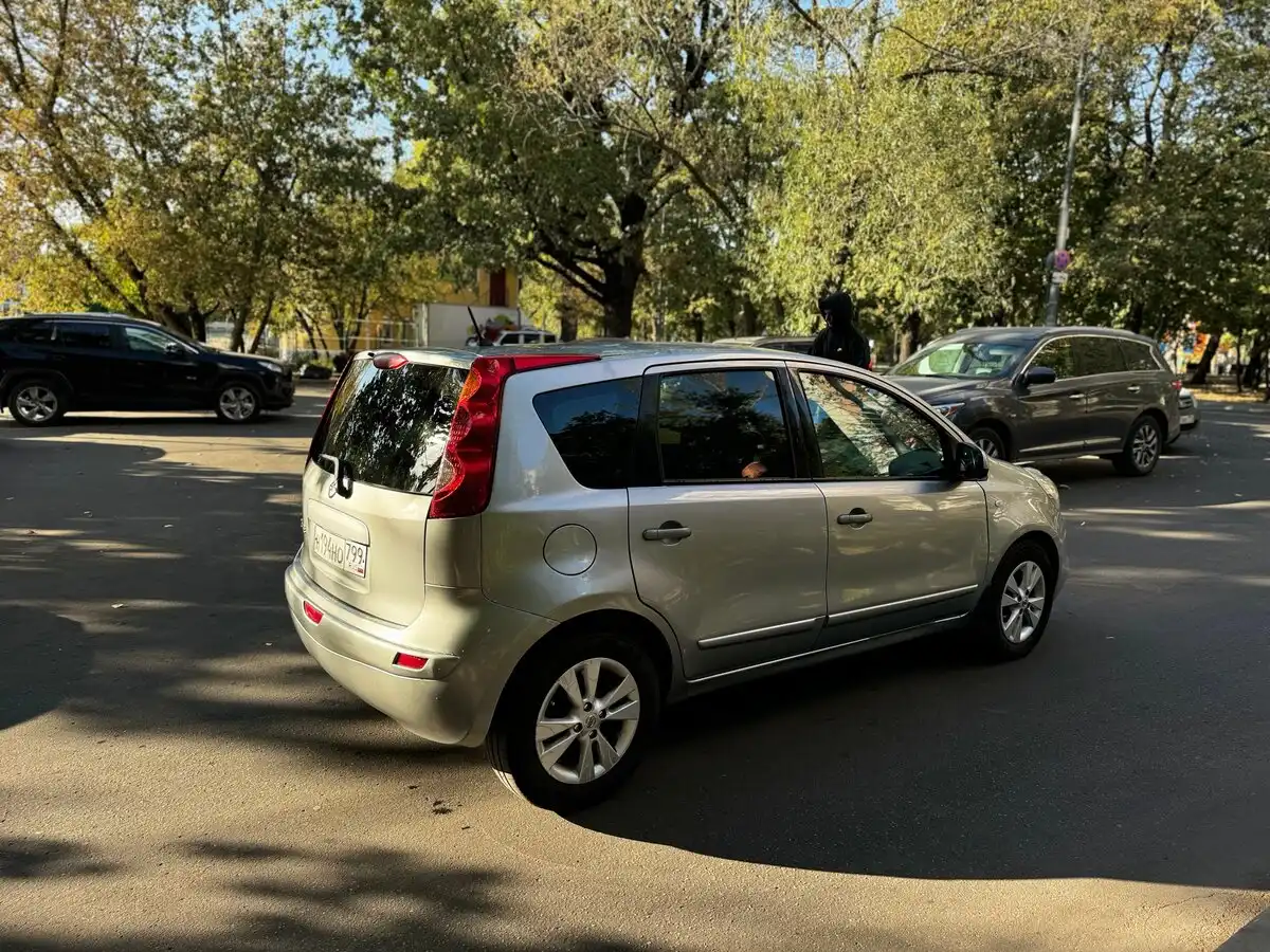 Фото автомобиля NISSAN NOTE, 2010 — госномер М877КМ977. Цвет: Серебристый