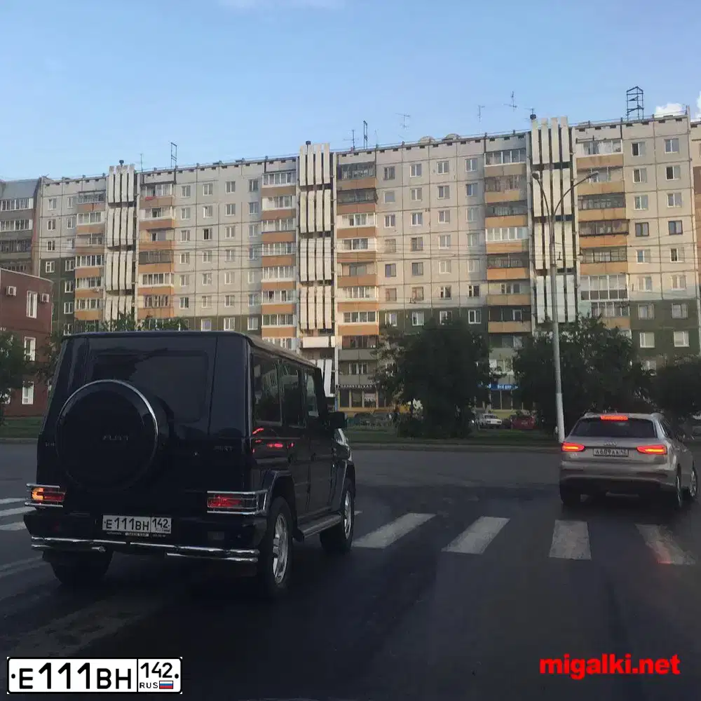 Фото автомобиля MERCEDES G-KLASSE, 2001 — госномер Е111ВН142. Цвет: синий
