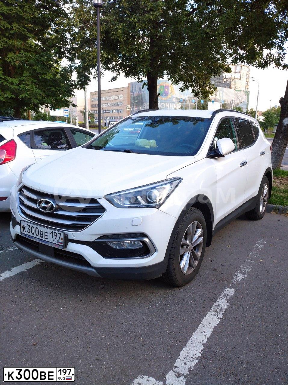 Фото автомобиля HYUNDAI SANTA FE, 2017 — госномер К300ВЕ197. Цвет: БЕЛЫЙ