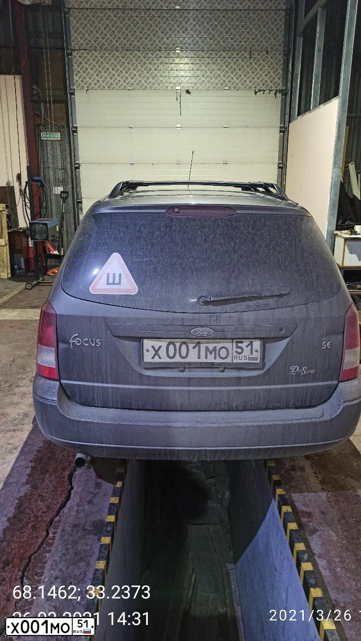 Фото автомобиля FORD D FOCUS, 2002 — госномер Х001МО51. Цвет: СЕРЫЙ