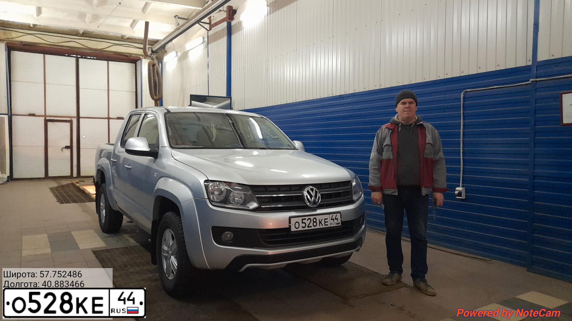 Фото автомобиля VOLKSWAGEN AMAROK, 2011 — госномер О528КЕ44. Цвет: Серебристый