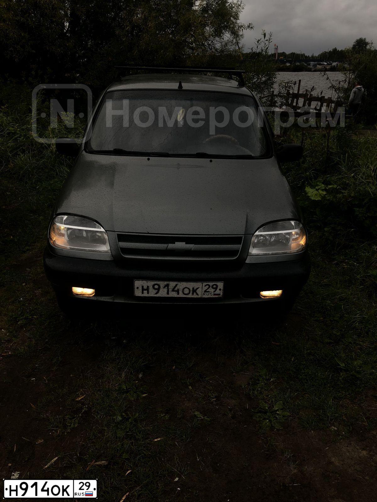 Фото автомобиля CHEVROLET NIVA, 2005 — госномер Н914ОК29. Цвет: ТЕМНО-СЕРЫЙ
