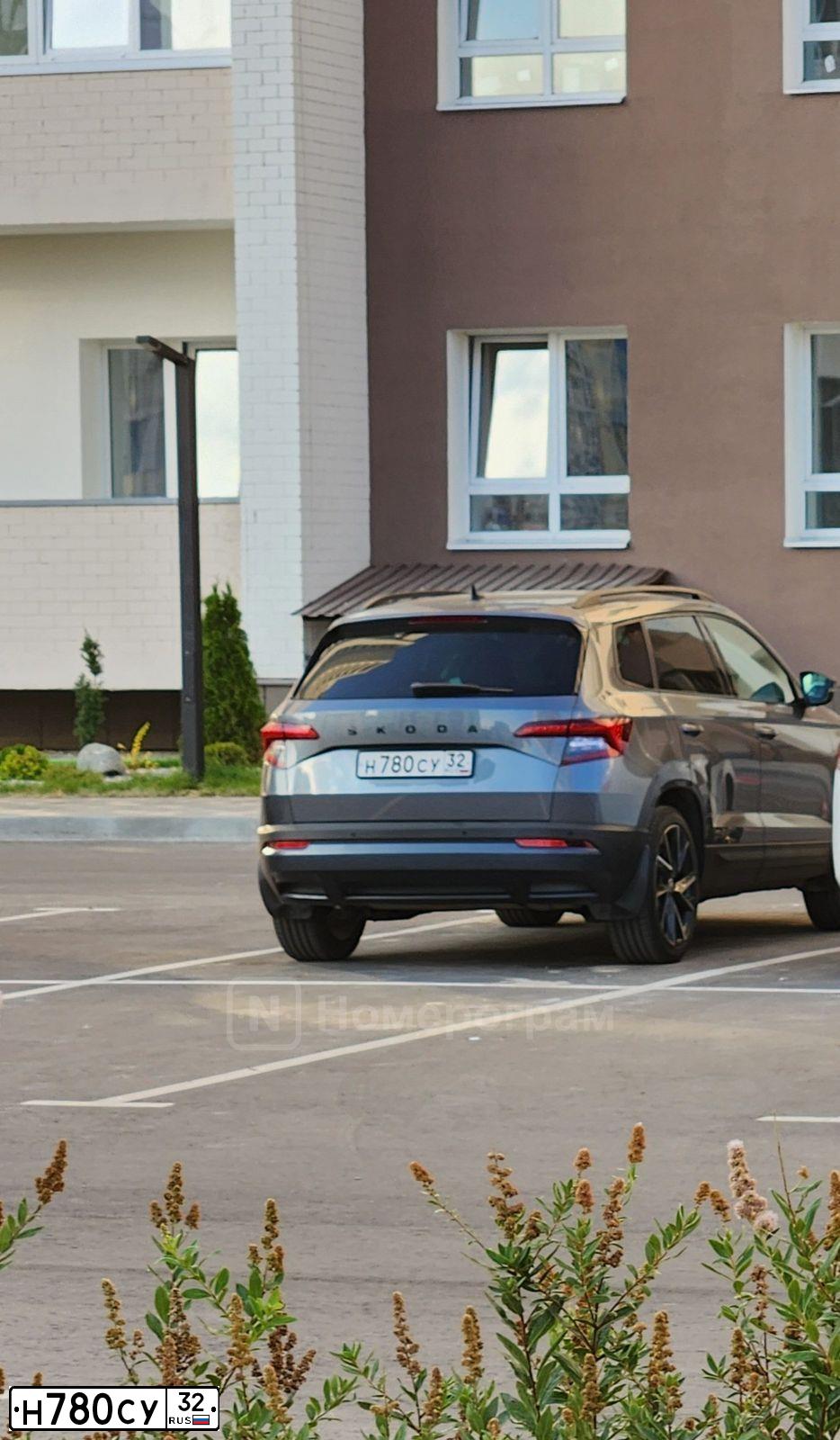 Фото автомобиля SKODA KAROQ, 2020 — госномер Н780СУ32. Цвет: СЕРЫЙ