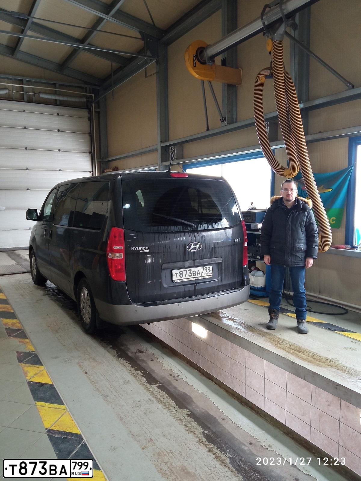 Фото автомобиля HYUNDAI H 1/H 100/STAREX, 2017 — госномер В048ОХ37. Цвет: ТЕМНО-КОРИЧНЕВЫЙ