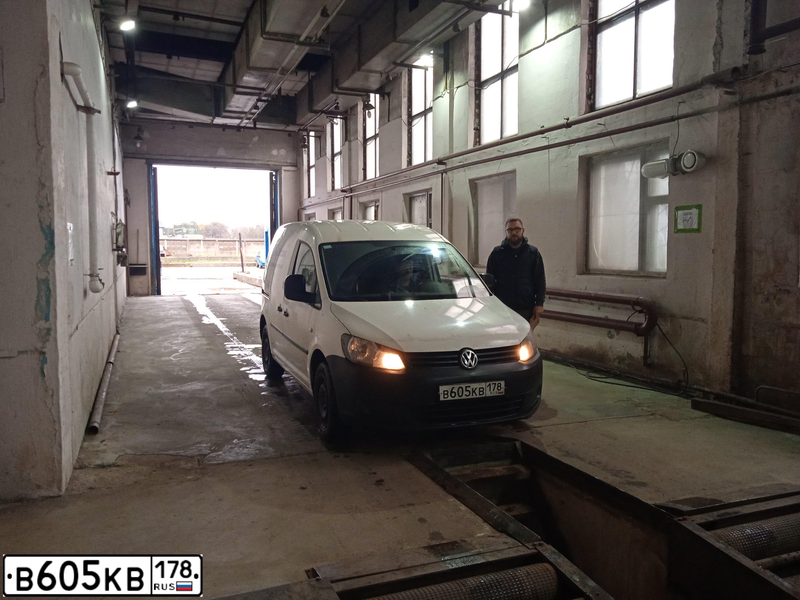 Фото автомобиля VOLKSWAGEN CADDY, 2011 — госномер В605КВ178. Цвет: БЕЛЫЙ