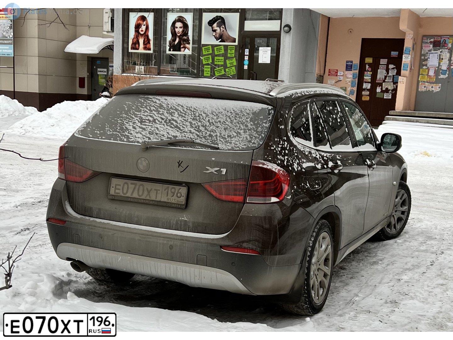 Фото автомобиля BMW X1, 2011 — госномер Е070ХТ196. Цвет: Коричневый