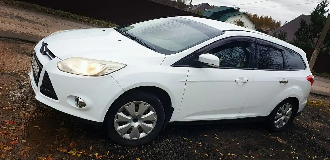 Фото автомобиля FORD FOCUS, 2013 — госномер О132ХА71. Цвет: Белый