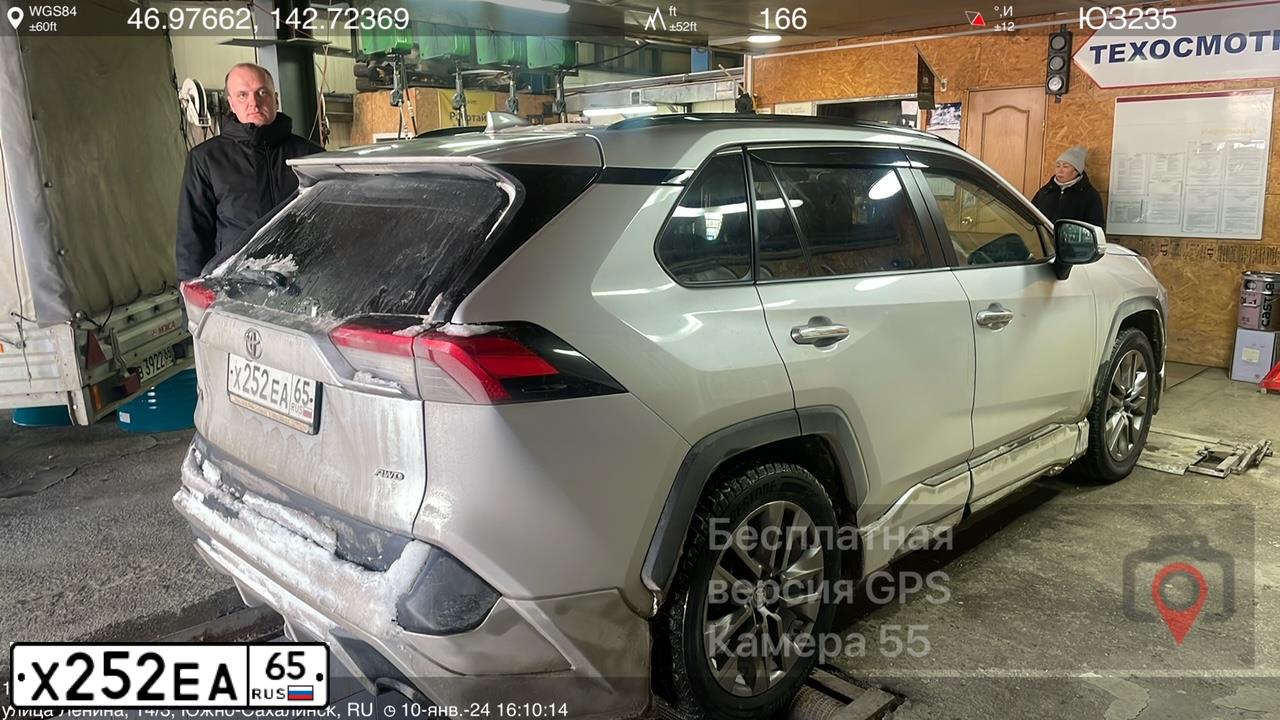 Фото автомобиля TOYOTA RAV4, 2020 — госномер Х252ЕА65. Цвет: СЕРЫЙ
