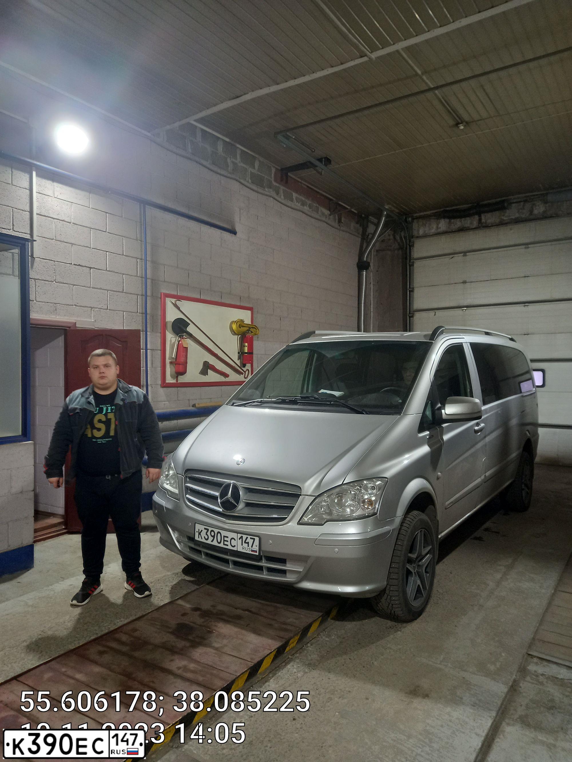 Фото автомобиля MERCEDES VITO, 2014 — госномер М888ХА47. Цвет: Серебристый