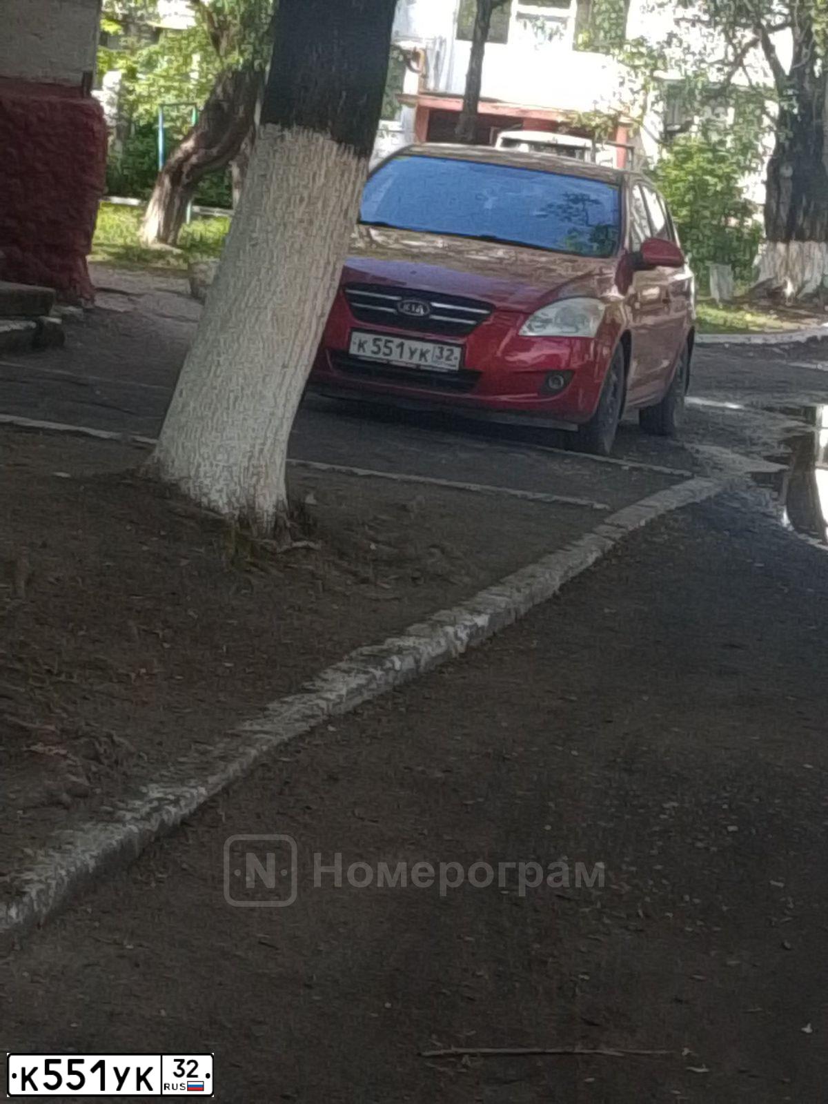 Фото автомобиля KIA CEE'D, 2007 — госномер К551УК32. Цвет: Красный