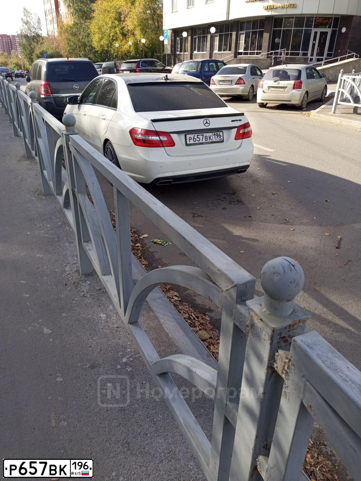 Фото автомобиля MERCEDES E-KLASSE, 2011 — госномер Т825АА96. Цвет: Белый