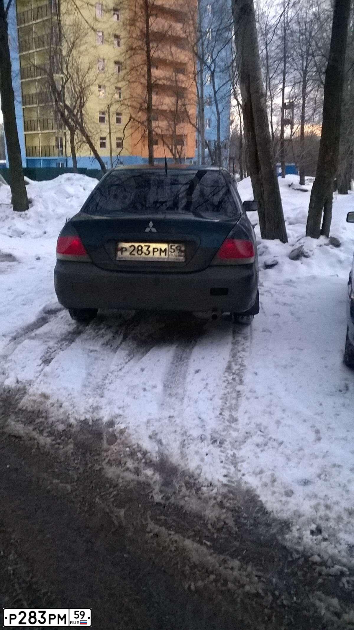 Фото автомобиля MITSUBISHI LANCER, 2004 — госномер Р283РМ59. Цвет: синий