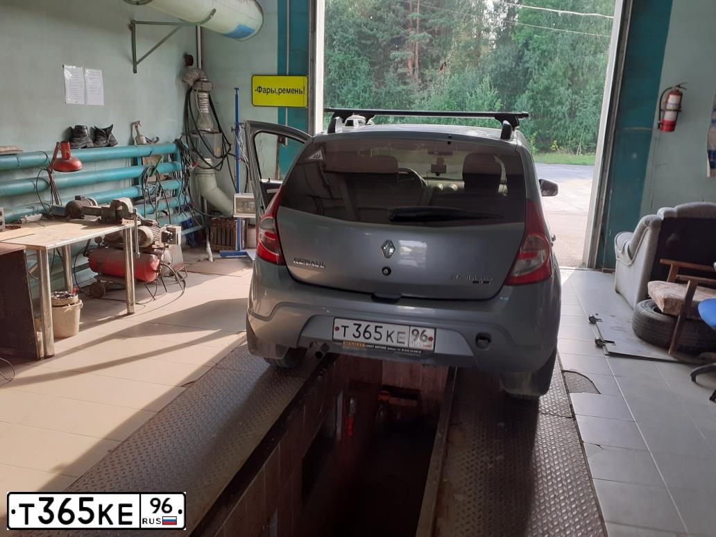 Фото автомобиля RENAULT SANDERO, 2011 — госномер Т365КЕ96. Цвет: СЕРО-СИНИЙ