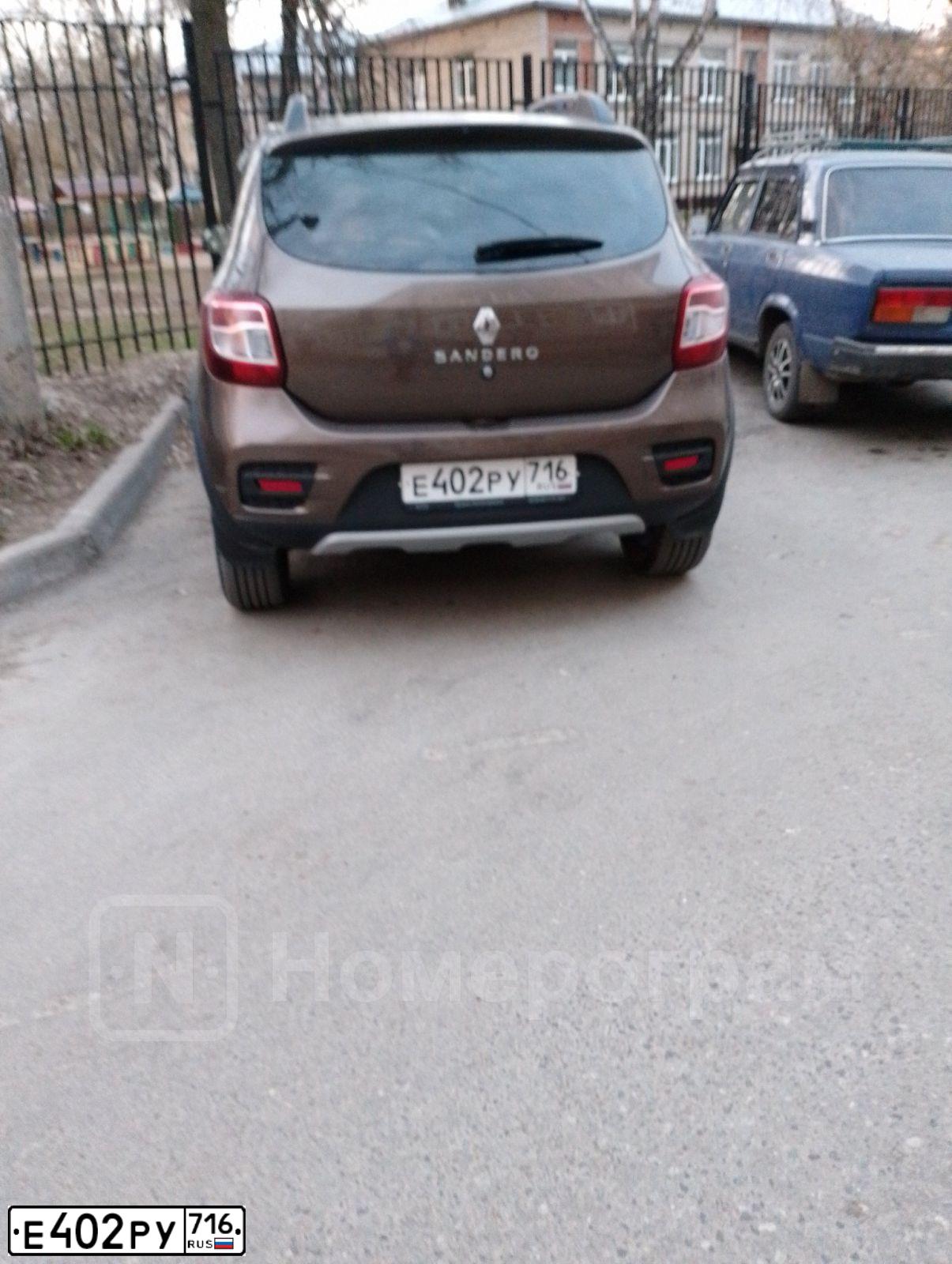 Фото автомобиля RENAULT SANDERO, 2020 — госномер Е402РУ716. Цвет: Коричневый