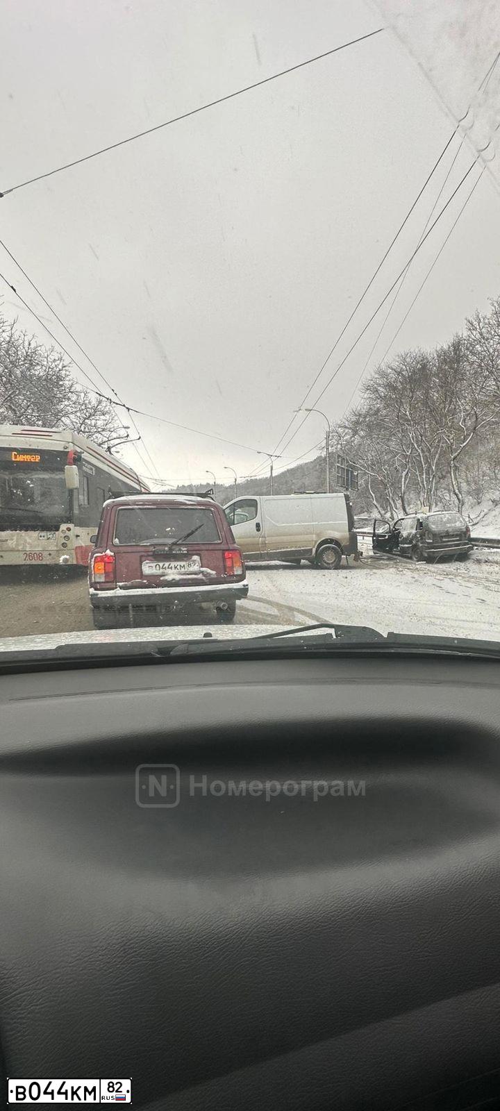 Фото автомобиля LADA 2104, 2012 — госномер В044КМ82. Цвет: Красный