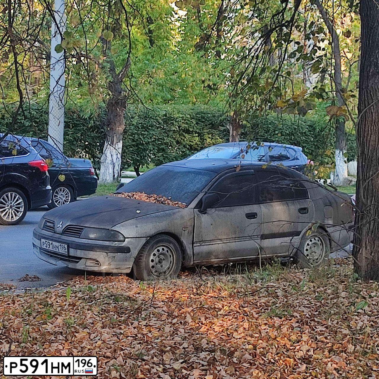 Фото автомобиля MITSUBISHI CARISMA, 2001 — госномер Р591НМ196. Цвет: Серебристый