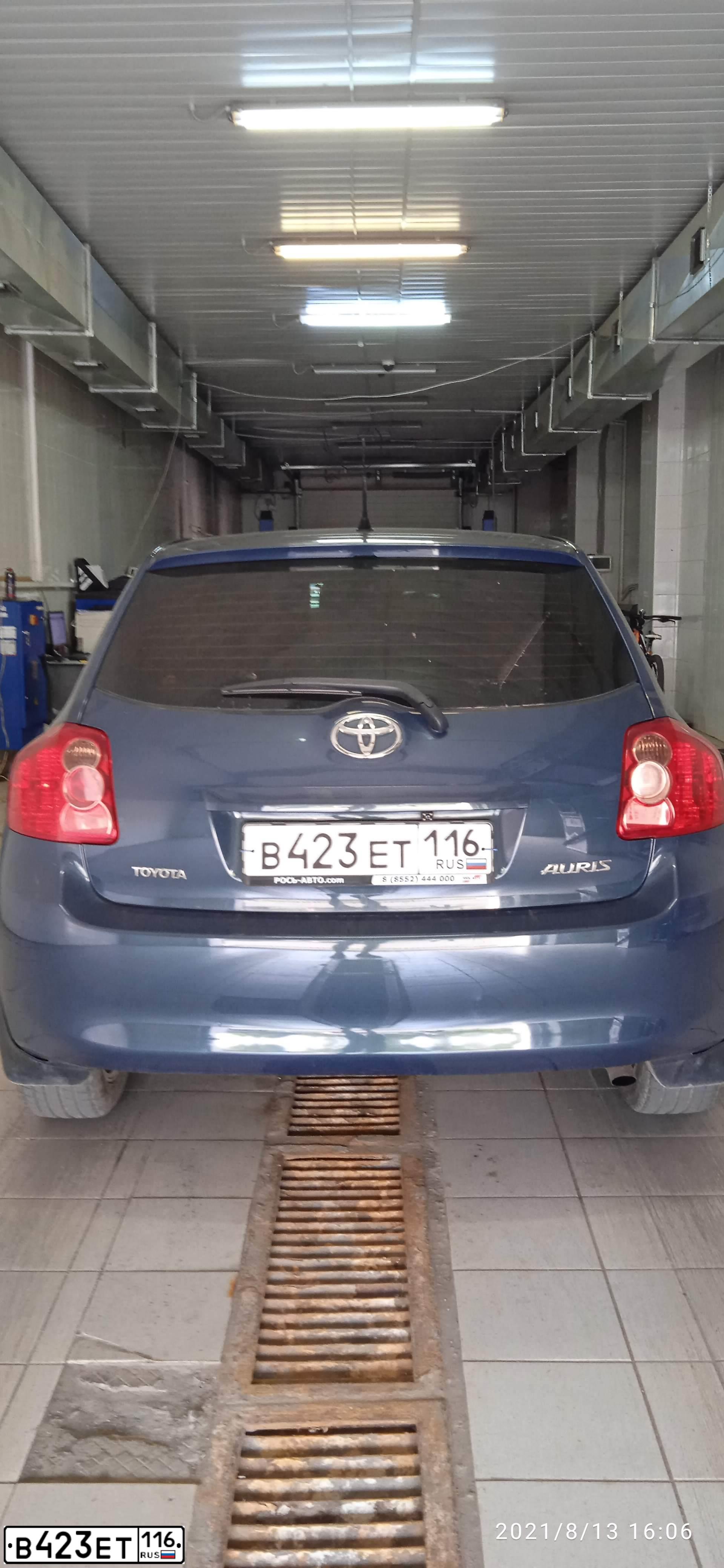 Фото автомобиля TOYOTA AURIS, 2009 — госномер В423ЕТ116. Цвет: Серо-Синий