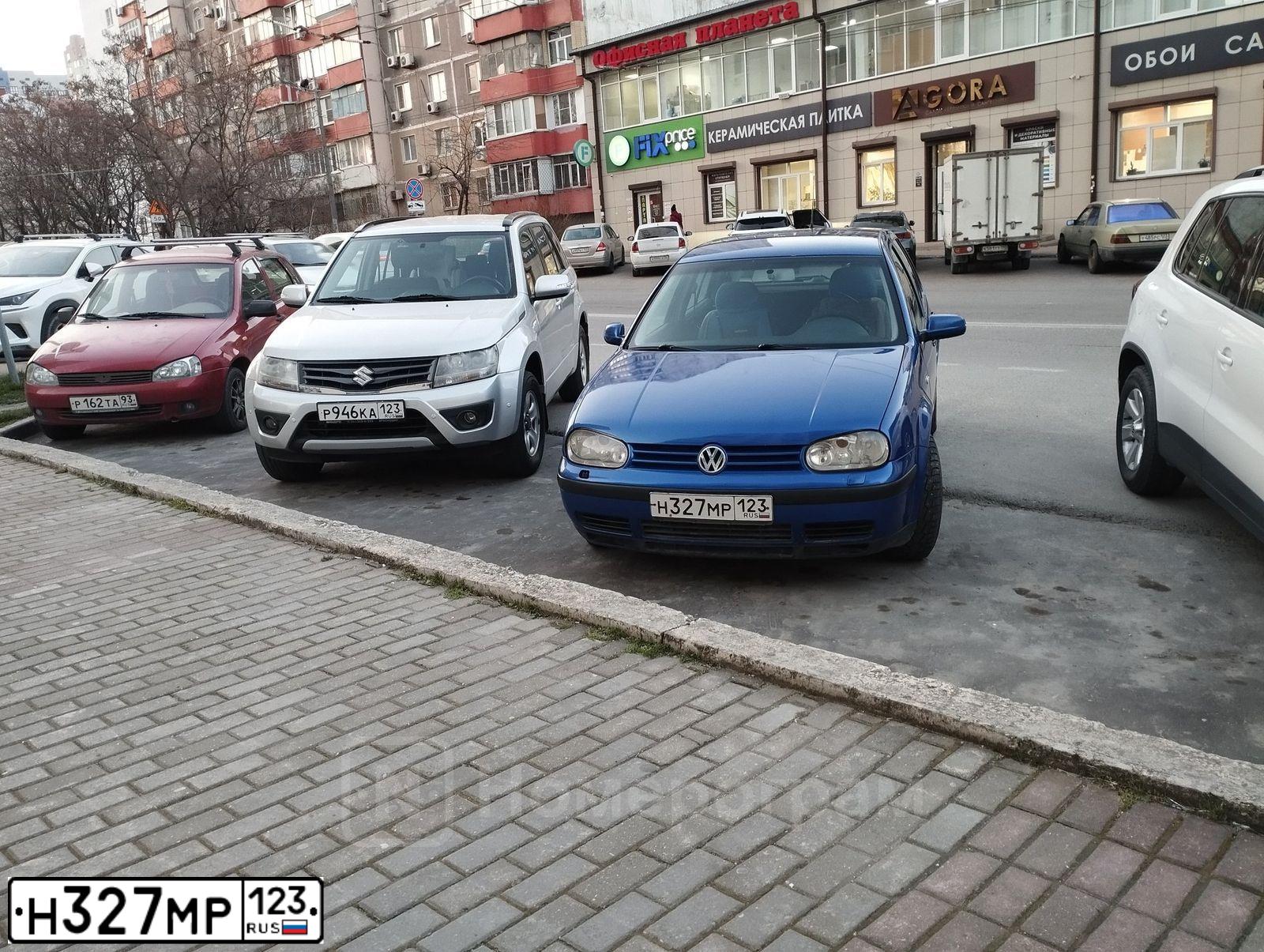 Фото автомобиля VOLKSWAGEN GOLF, 2002 — госномер Н327МР123. Цвет: синий