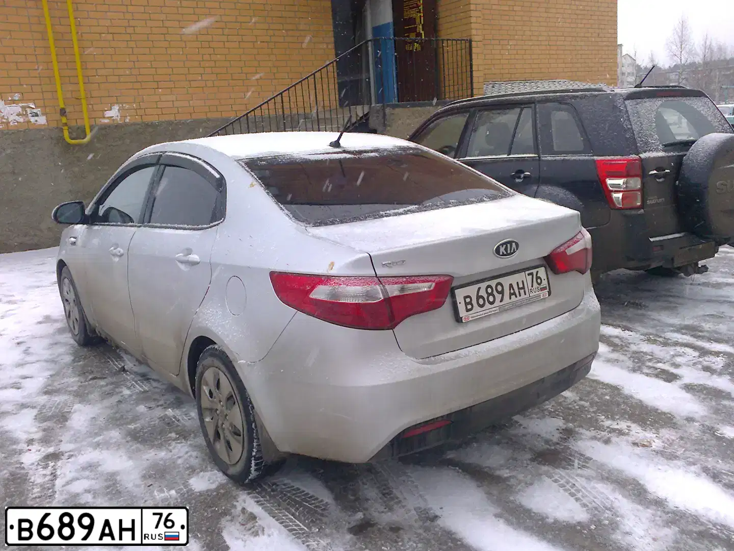Фото автомобиля KIA RIO, 2011 — госномер В689АН76. Цвет: СЕРЕБРИСТЫЙ