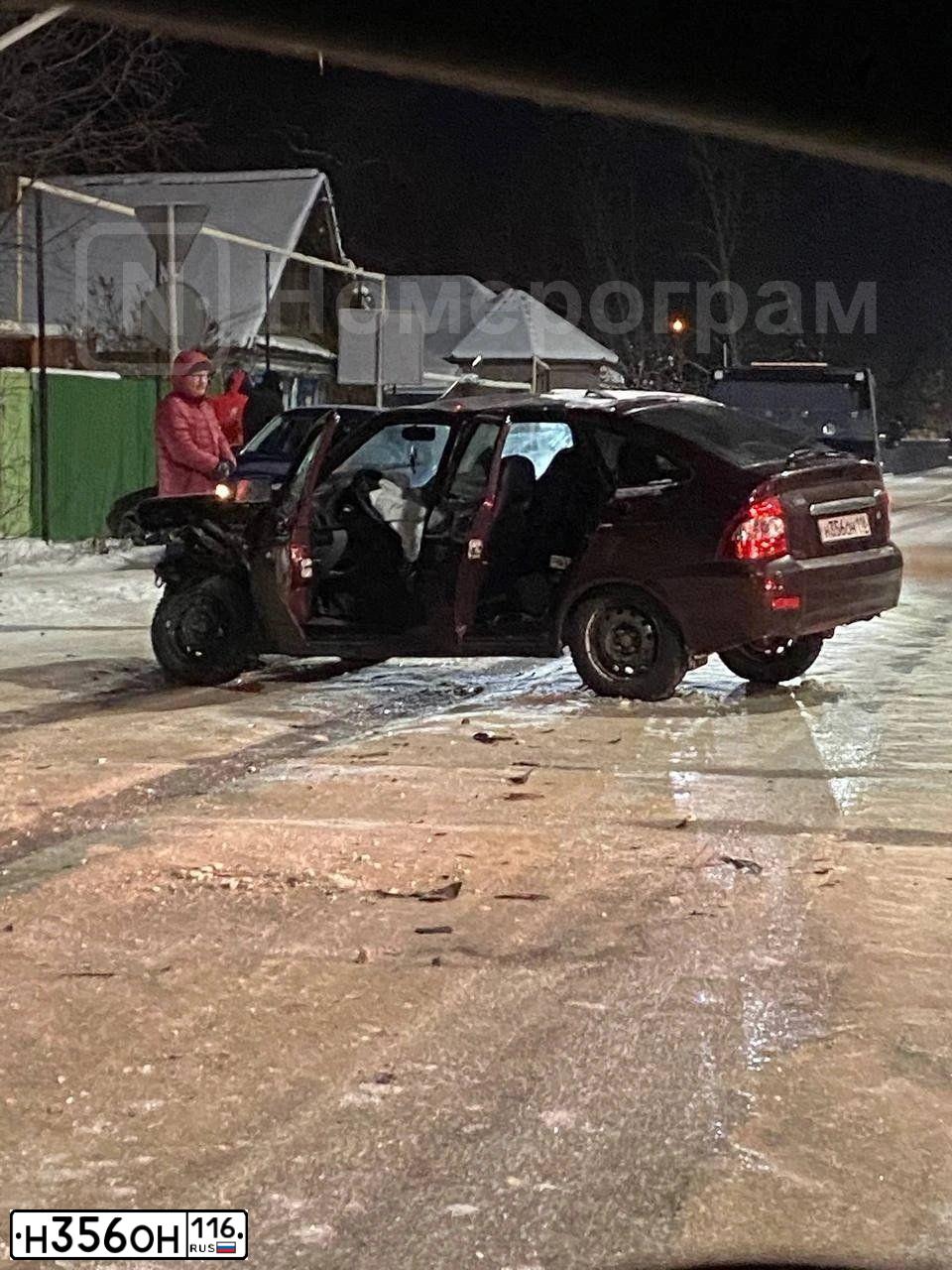 Фото автомобиля LADA 2172 PRIORA, 2011 — госномер Н356ОН116. Цвет: ТЕМНО ВИШНЕВЫЙ