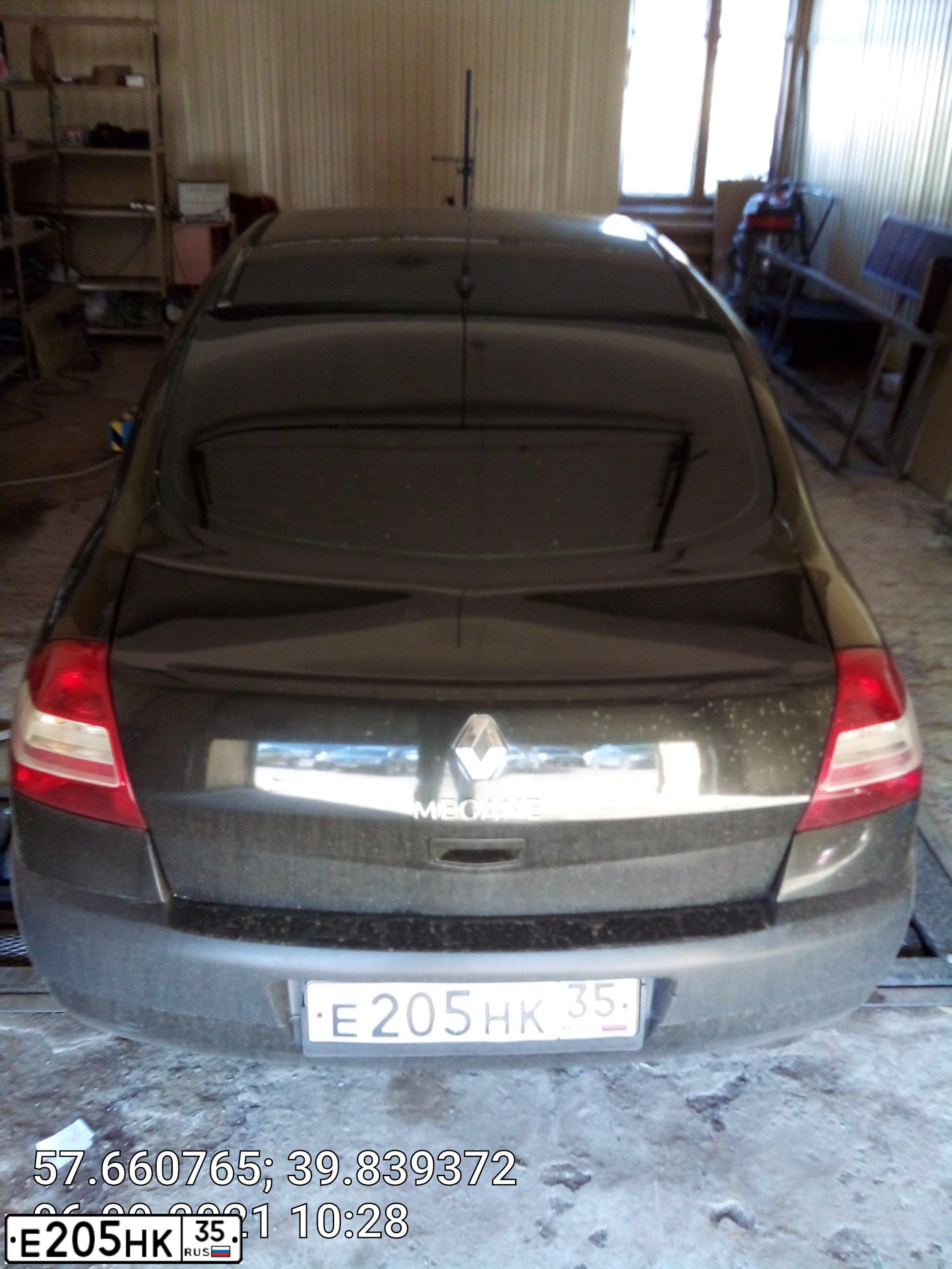 Фото автомобиля RENAULT MEGANE, 2007 — госномер Е002АЕ35. Цвет: ЧЕРНЫЙ