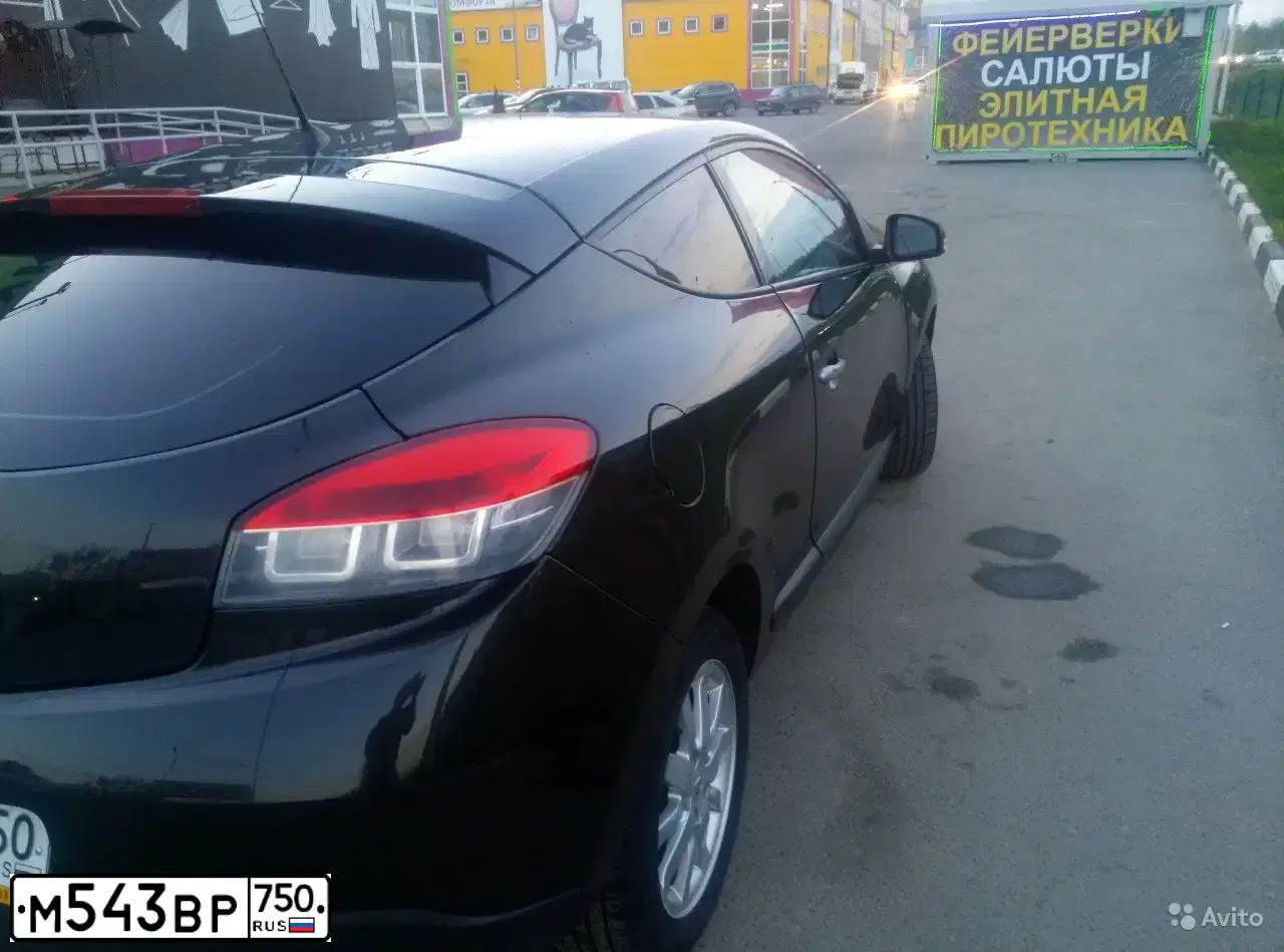 Фото автомобиля RENAULT MEGANE, 2010 — госномер Р411ЕО48. Цвет: ЧЕРНЫЙ