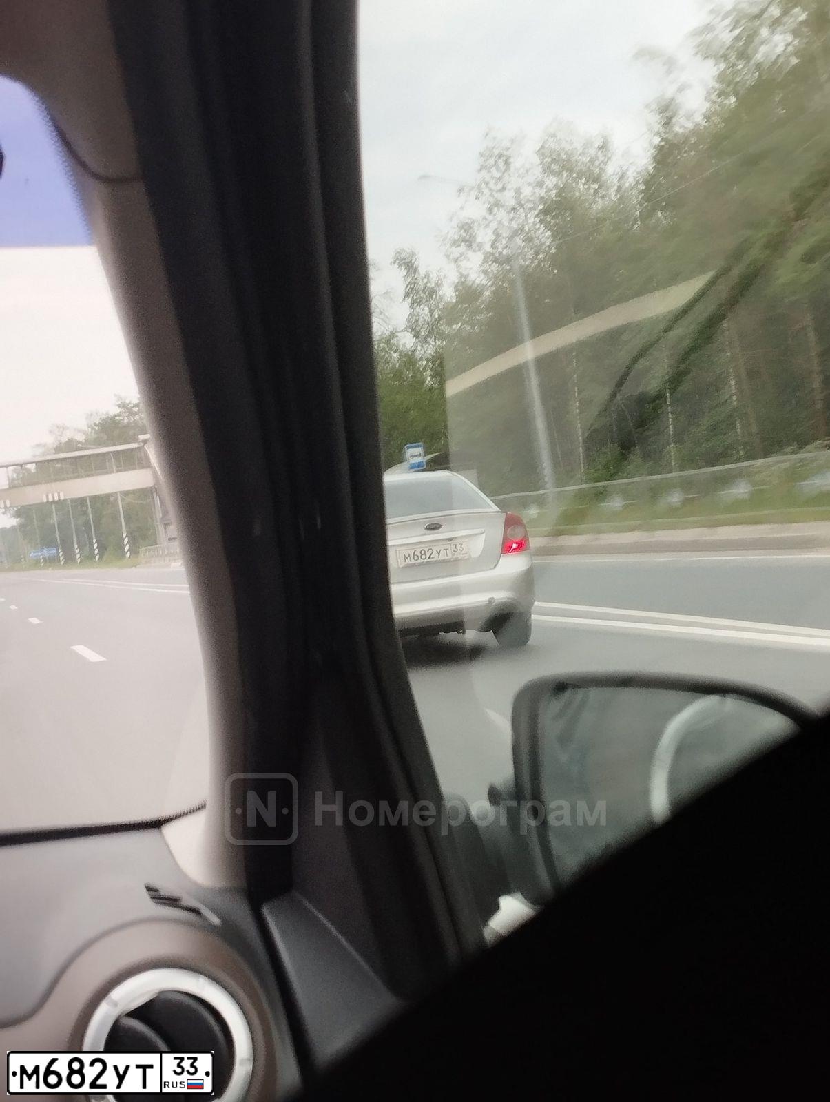 Фото автомобиля FORD FOCUS, 2006 — госномер М682УТ33. Цвет: СЕРЫЙ